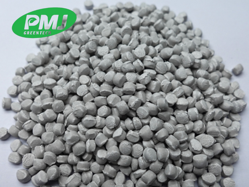 Hạt nhựa hút ẩm là gì? Ưu điểm và vai trò quan trọng trong sản xuất nhựa